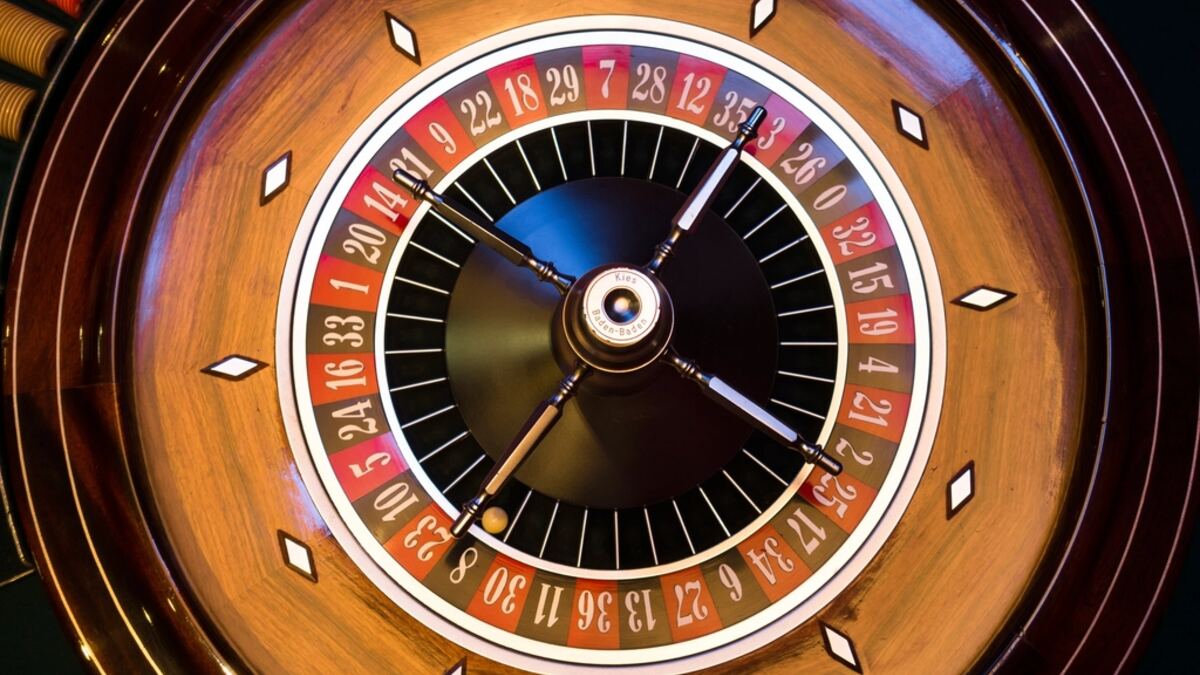 Spelkort som illustrerar den nya live casino-studion i Stockholm